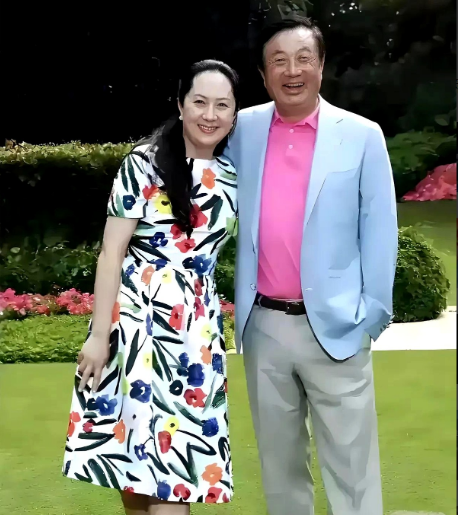 从两个特大老板与长女的合影，看出来有人是藏着事的，不那么和谐！有人是心底无私