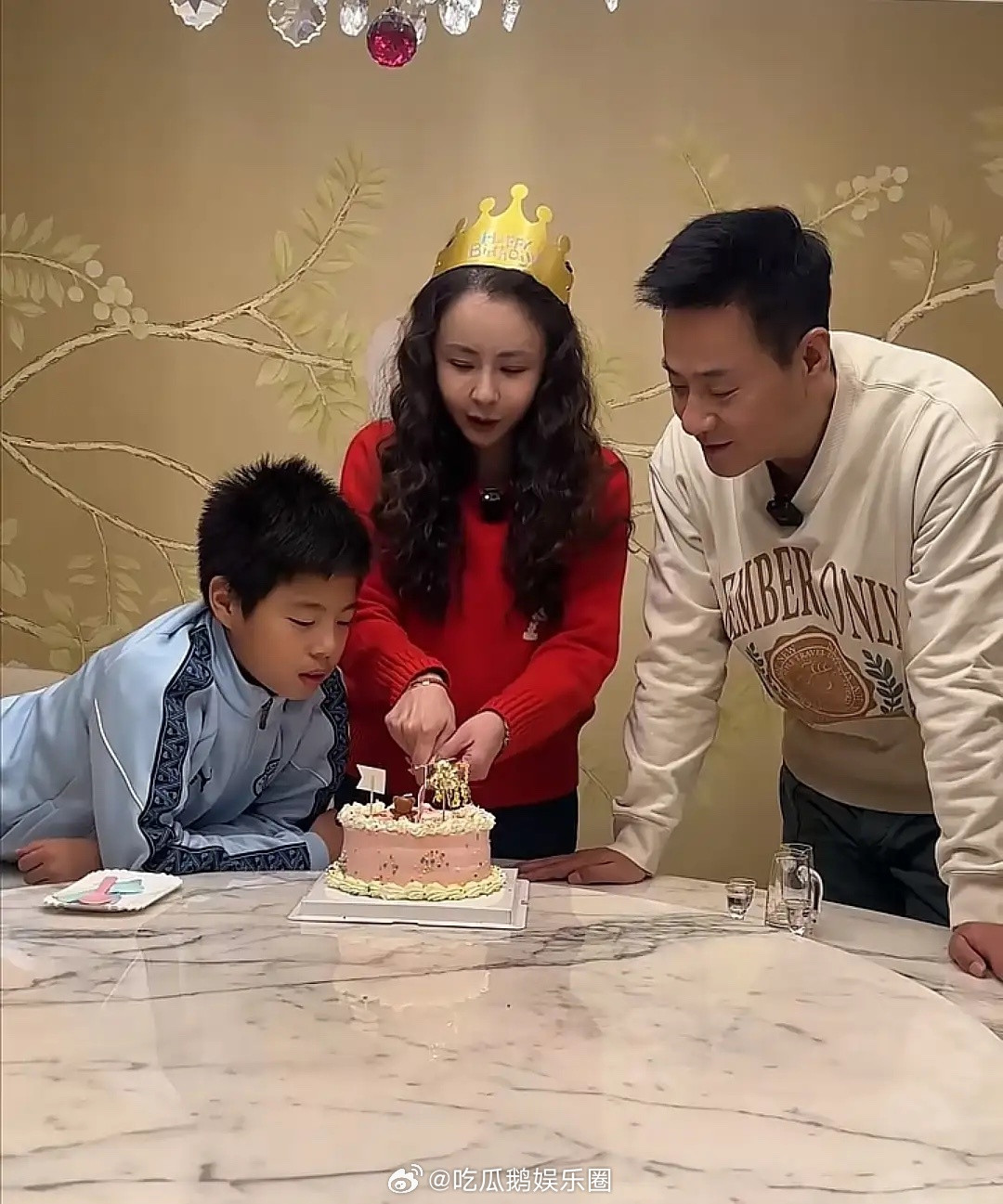 连奕名老婆生日，他和儿子亲手做蛋糕，杨若兮46岁素颜脸肿还嘴歪！