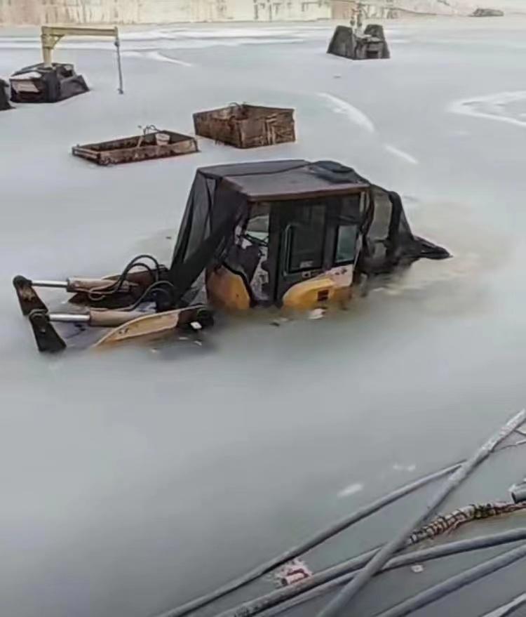 冬季上冰玩越野车然后坠冰了~~~把越野车开到冰河上图什么呢？？？海阔试车超话