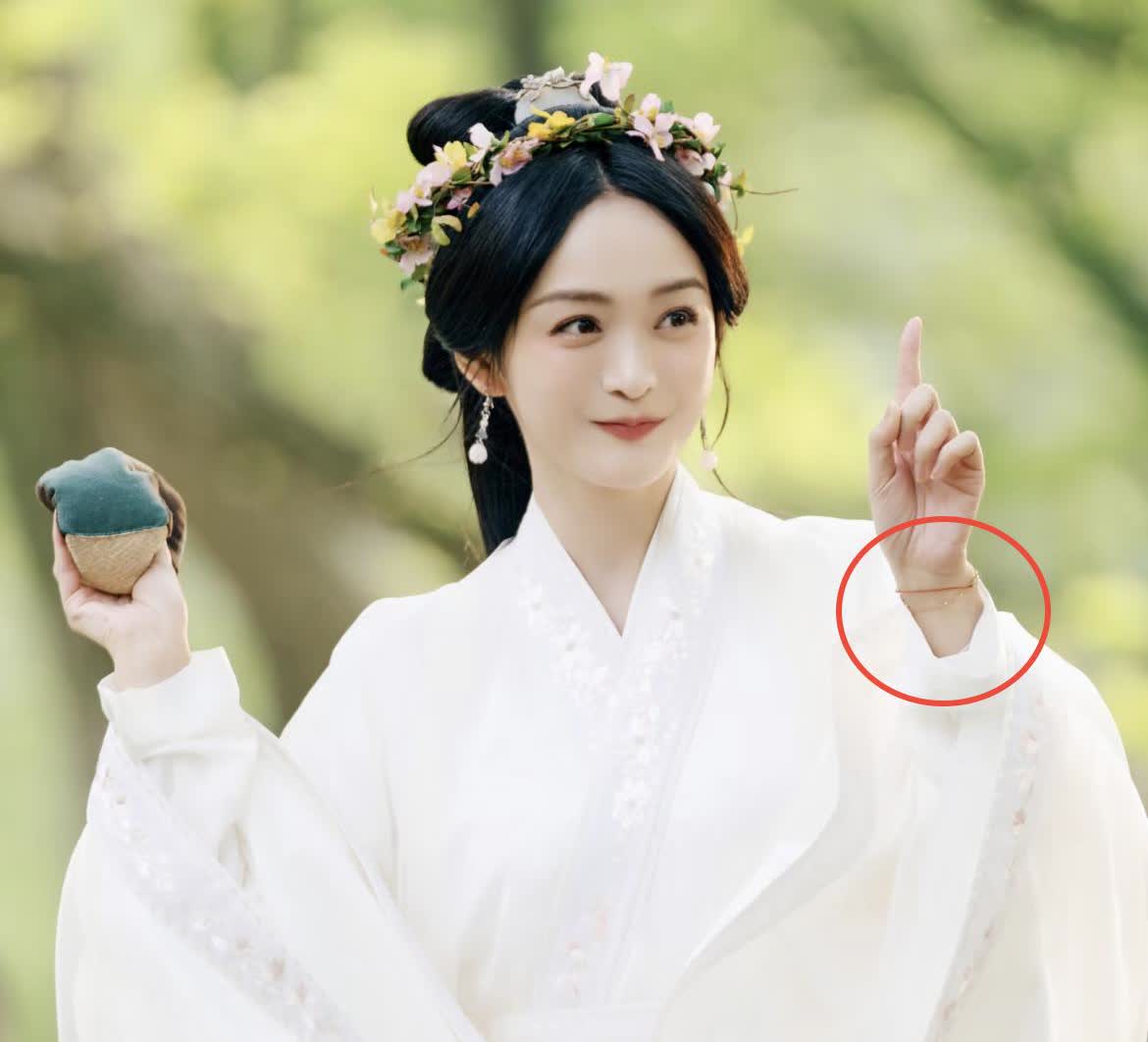 女星们都很羡慕何泓姗吧原因很简单，不是因为她的大眼睛也不是因为她