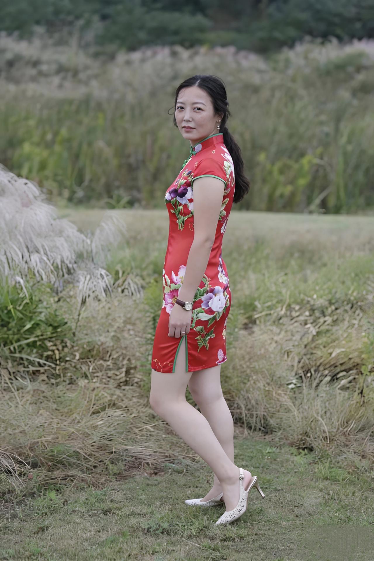 小时候觉得旗袍是妈妈辈的温柔，长大后才懂这是刻在骨子里的东方浪漫！一袭红袍配郊野