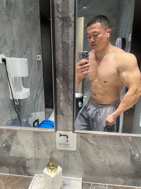 努力增肌的一天