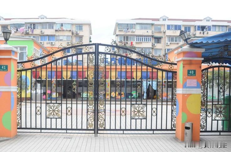 “冤不冤？”四川南充，女子下雨天开车去接孩子放学回家，虽然学校通知的家长需要通过