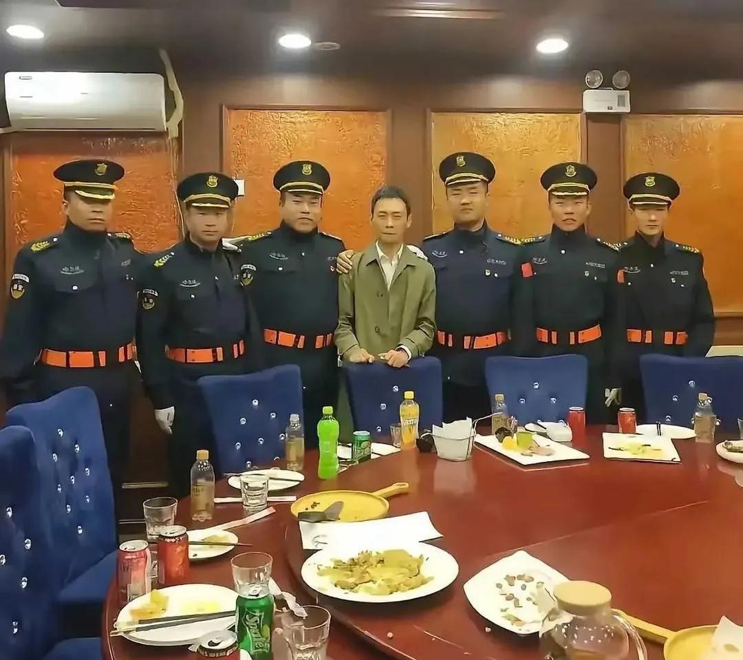 当年，演员张译参加活动聚餐结束后受邀与现场6名安保工作人员的一张留影，张译出席公