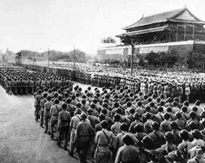 1955年，大授衔前，毛泽东主席审阅拟选名单时，在少将名单中看到了韩伟的名字，不