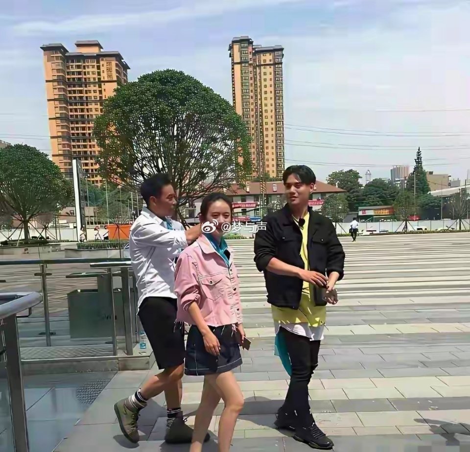 成名前的赵丽颖，没有化妆个子不高，走在街头跟普通人没区别