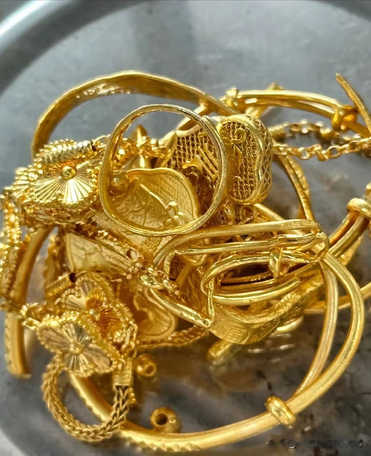 张姨这下彻底懵了。张姨手里有300克黄金，上个月金价才1000一克，张姨想出手