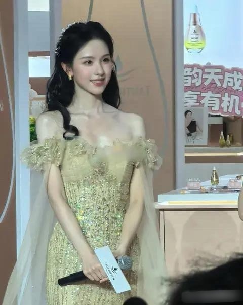 我丢！！！没想到陈都灵现实中好恐怖啊……原相机没修还这么白白嫩嫩​​​