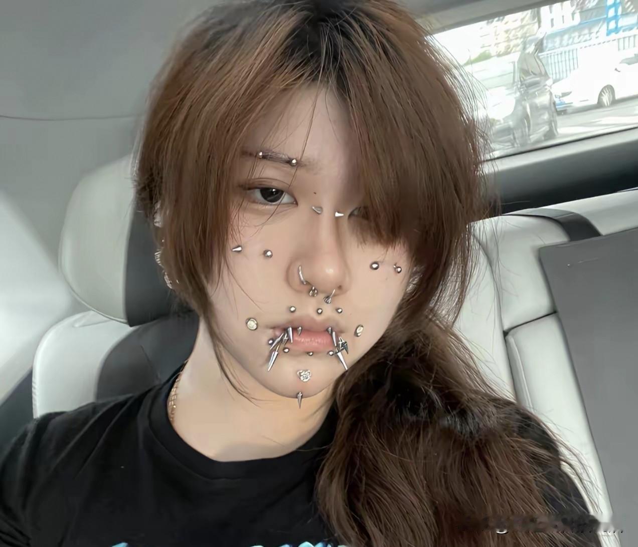 属实看不懂！好好小姑娘满脸钉饰，看得我浑身发疼青岛大街今天刷到一张照片，直