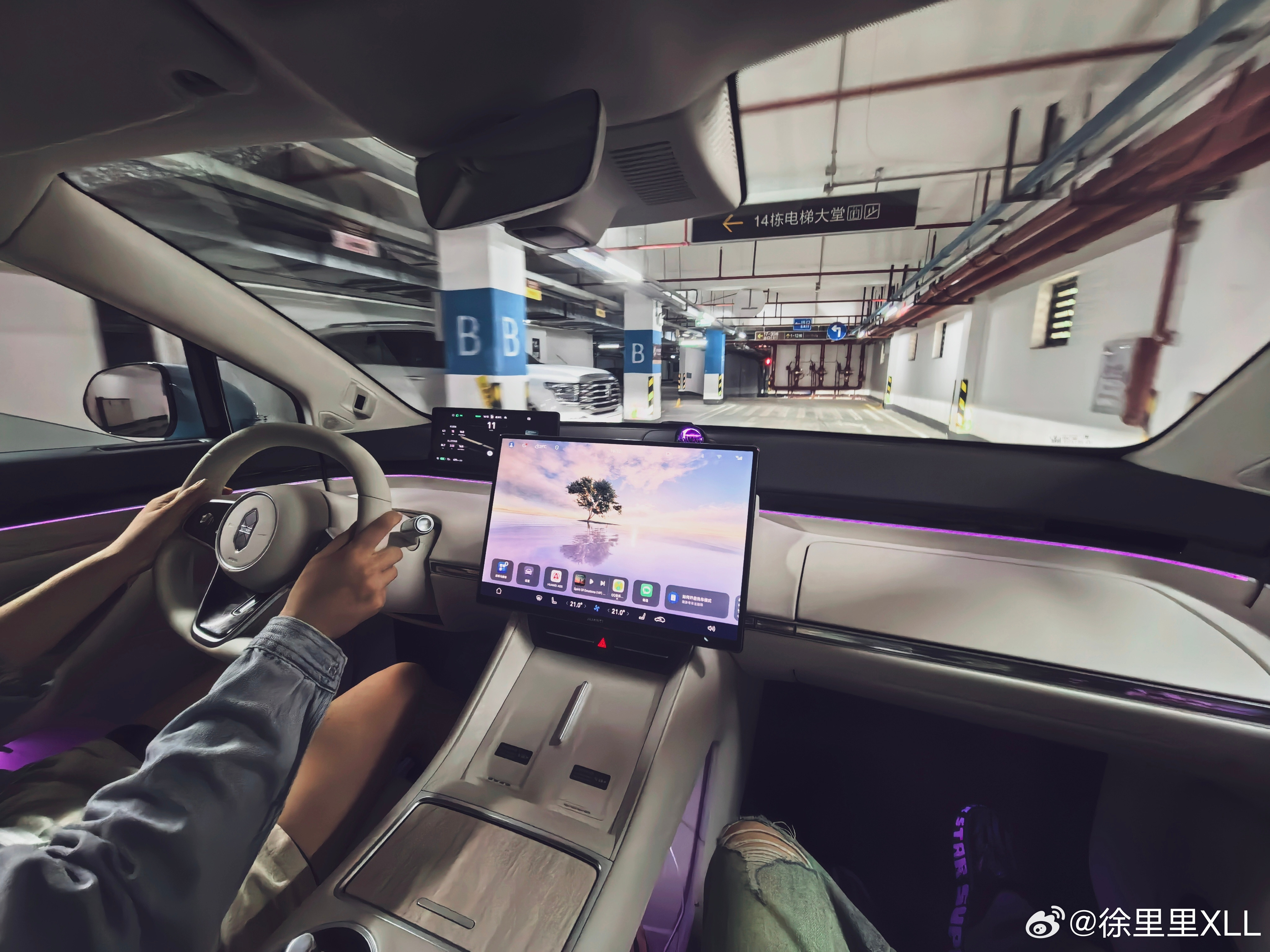 智界R7的转向特别轻。上一台让我感叹转向为什么会如此轻盈的车型。还要追溯到201