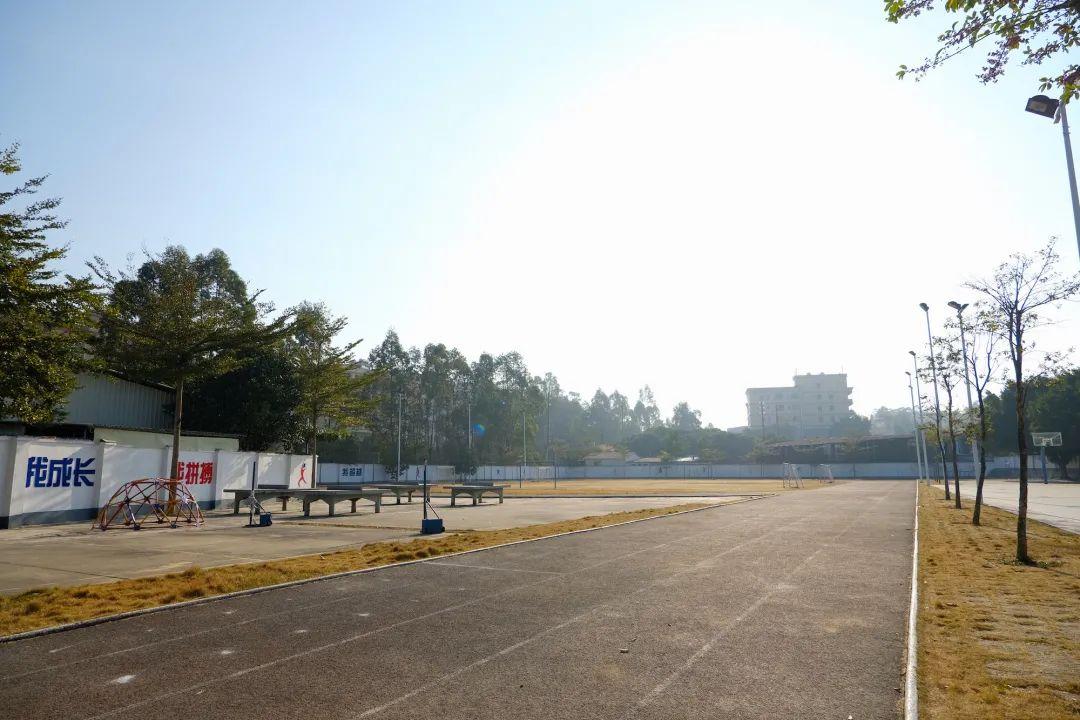 我同学是一所学校分管教学的副校长，他的名字排在教师花名册第2位，可是学校很多事情