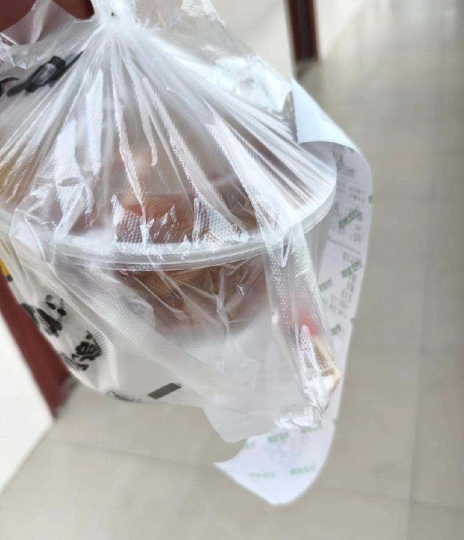 我以前就兼职送过外卖，送了差不多有两千块钱，后来电动车被拦了，我也就没再送外卖了
