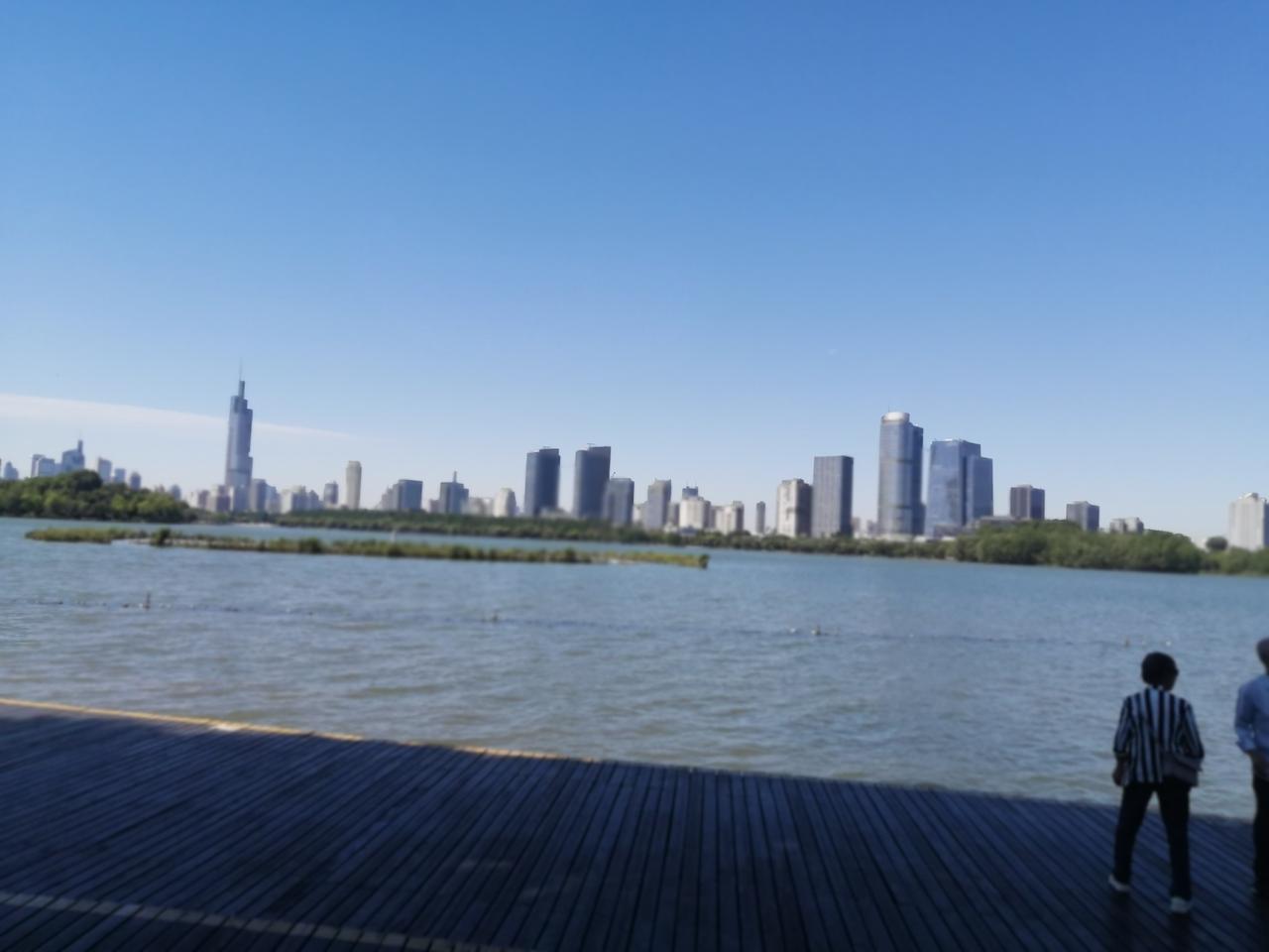 南京站真的担得起“全国最美”这一称号。在蓝天白云的映衬下，它宛如一幅绝美的画卷。
