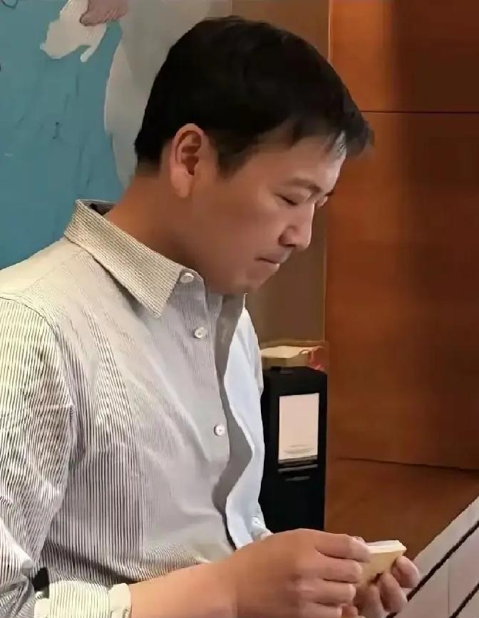 别信网红哭穷。他们哭完这一场，收的打赏够你挣十年。赖文峰在直播间搓着手说钱没