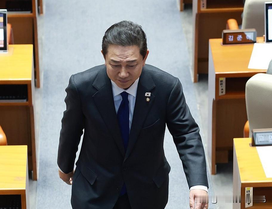 2日深陷各类贪腐嫌疑的韩国共同民主党前院内代表金秉基，又因涉嫌收受前区议员数千万