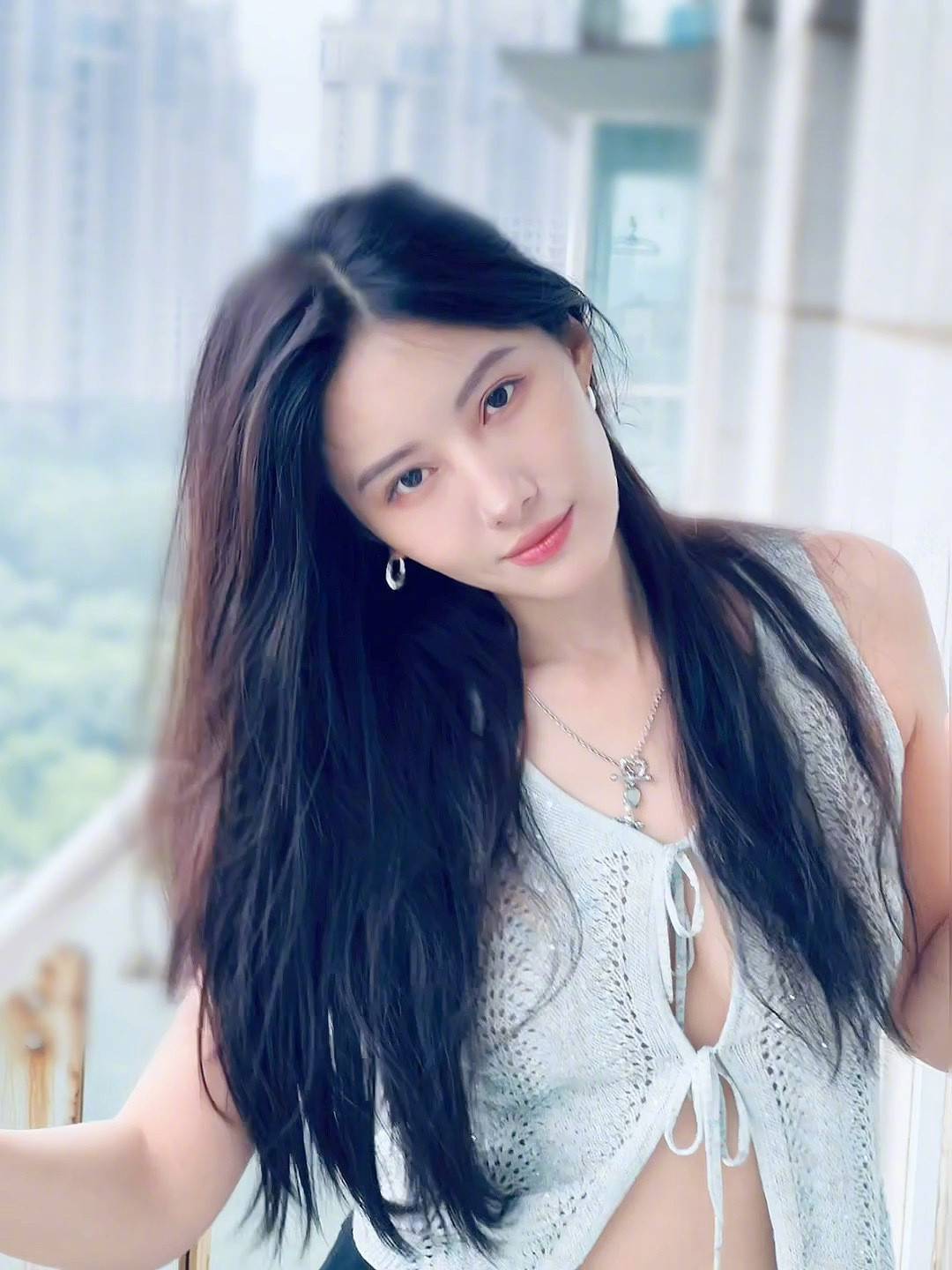 吴优头像：长发飘逸，背心毛衣，好温柔的模样​​​