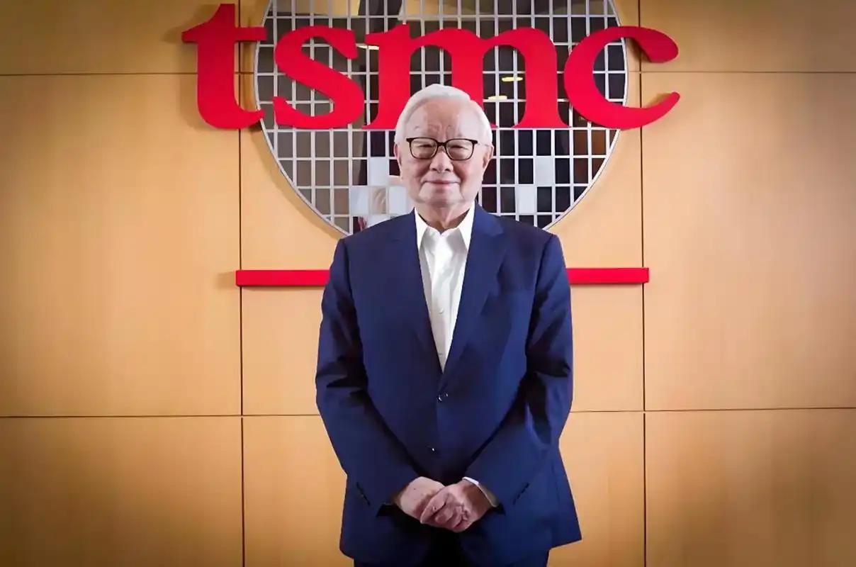 台积电正式向全球宣布，彻底翻脸了？外媒称张忠谋是“老狐狸”。台积电在美国亚利桑那