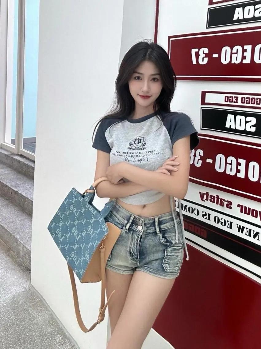 🩹复古插肩袖短T配牛仔热裤，在红黑撞色的潮酷背景里，把美式辣妹的松弛感拉满。