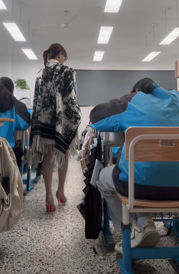 谁家学校让穿这样的衣服？？？