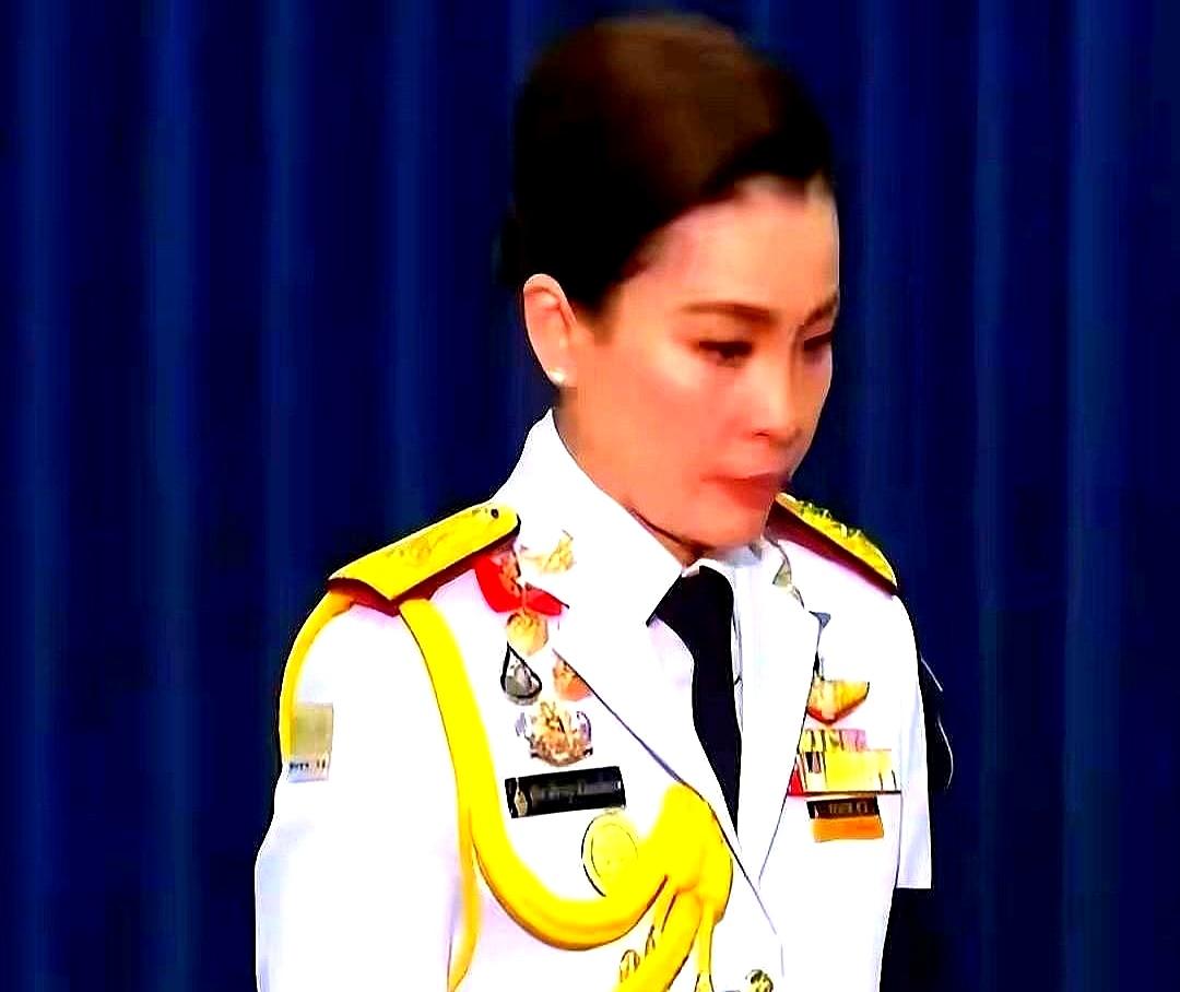 泰国王后苏提达那张万年不变的“半永久假笑”，这回算是彻底垮了。面对满场镜头，她
