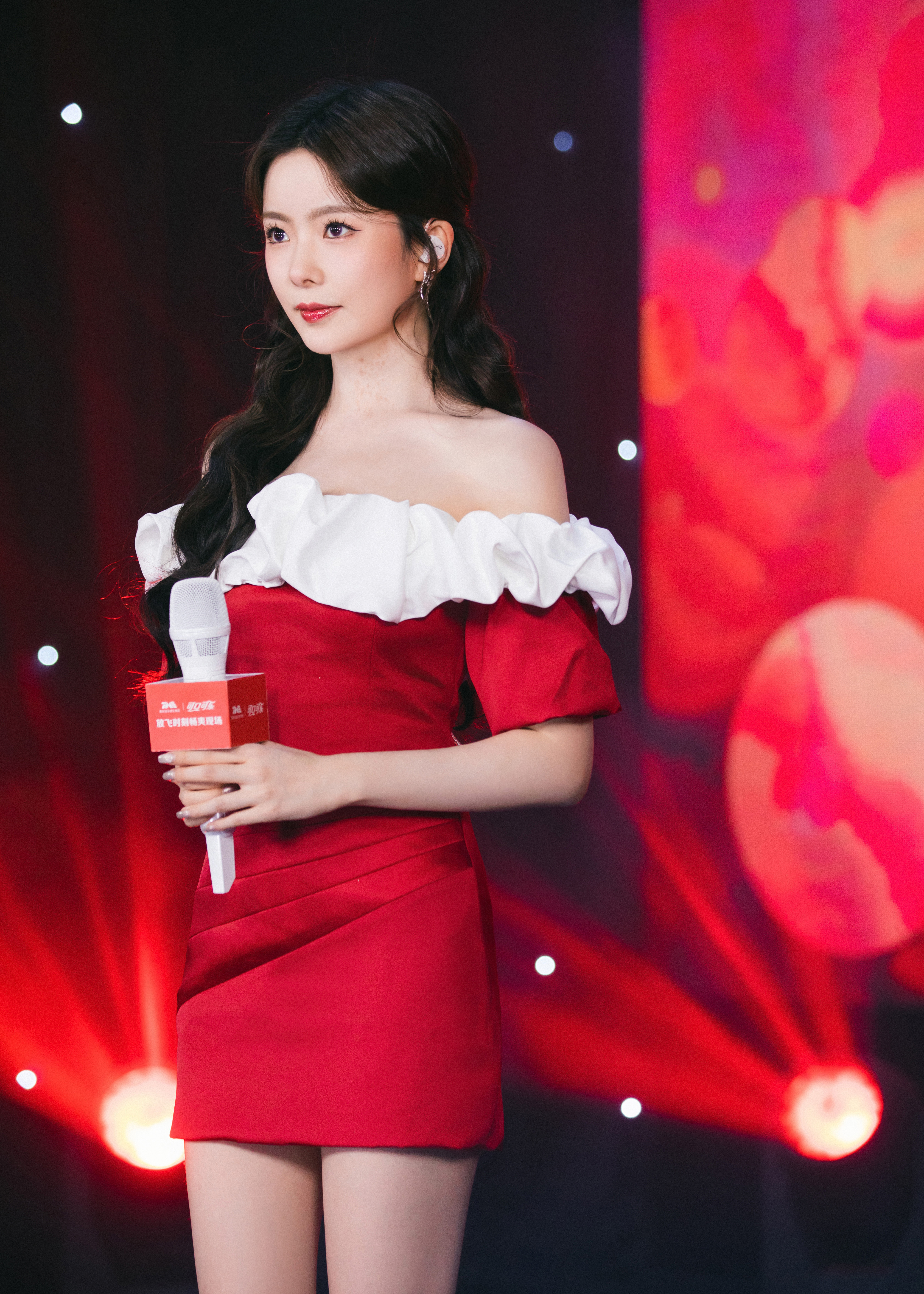 陈卓璇红色洋溢热情，点燃炙热的夏天，绽放无尽光芒。肆意潇洒，尽享精致