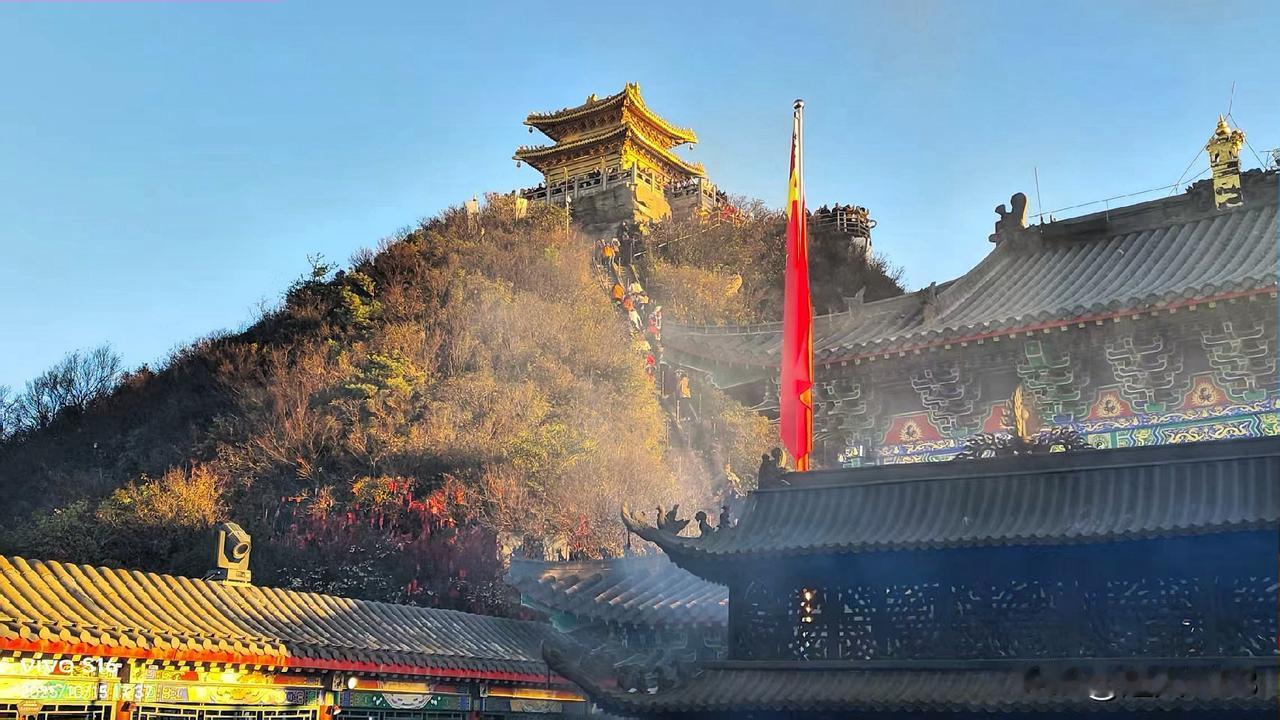 又来晒晒风景照喽国庆出游来到洛阳去了知名的老君山从山下远望风景如画