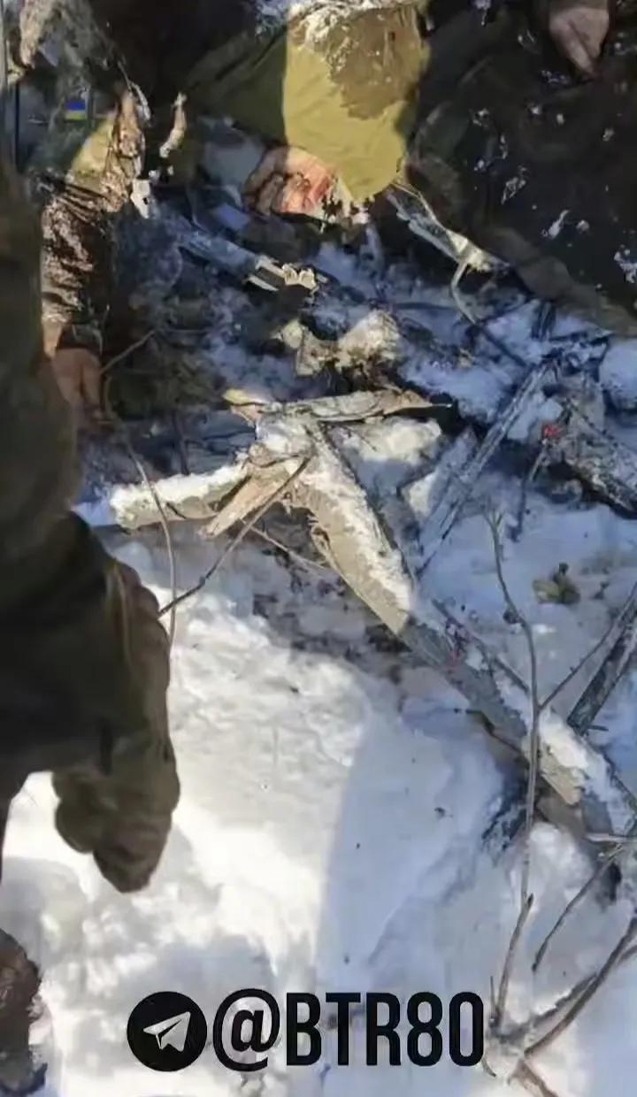 乌军为了给外界一种反攻红军城-季米特洛夫的假象，不断派出插旗小组携带乌军军旗，试