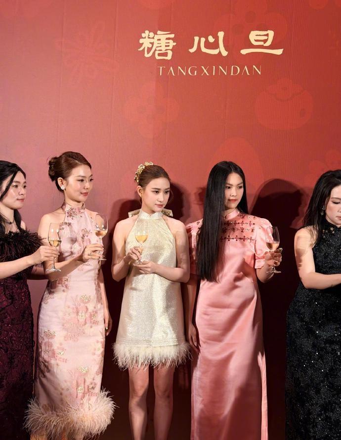 最近何超莲和王诗龄一起出席时尚活动，两位搭配的都很靓丽，站在一起超有姐妹范儿。