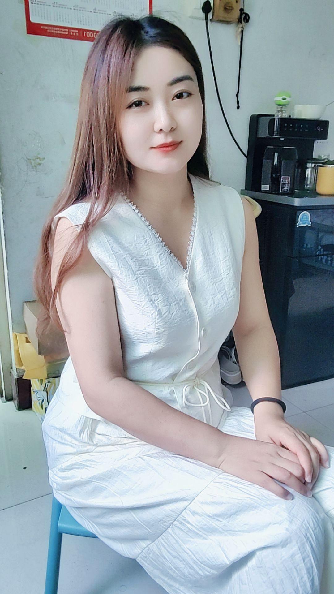 离婚之后，通过相亲认识了一个带儿子的男人，他说让我等他一年，凭什么啊？今天的突
