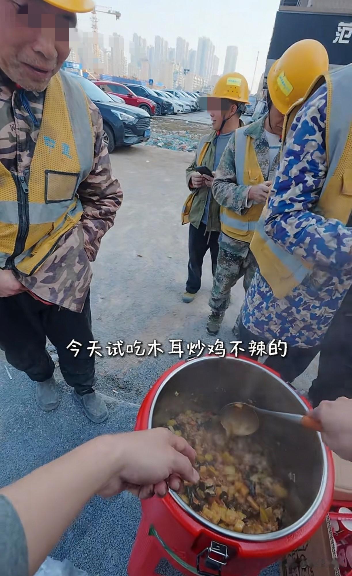 看了一视频，博主每天在工地的旁边摆摊卖饭菜，菜都是用新鲜的猪肉和鸡肉做的，一顿的