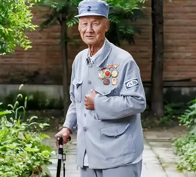 1942年，一个年仅11岁的“小叫花子”偷偷来到日寇的据点，他趁着鬼子不注意，找