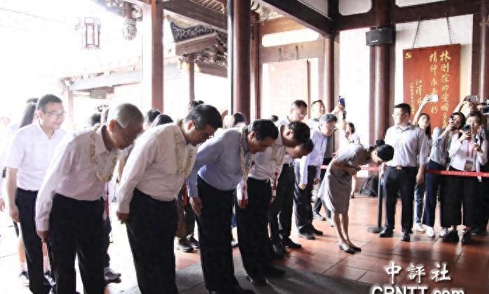 【马英九在福州缅怀先烈先贤两度落泪，港媒：感受千古家国情】中国国民党前主席马英