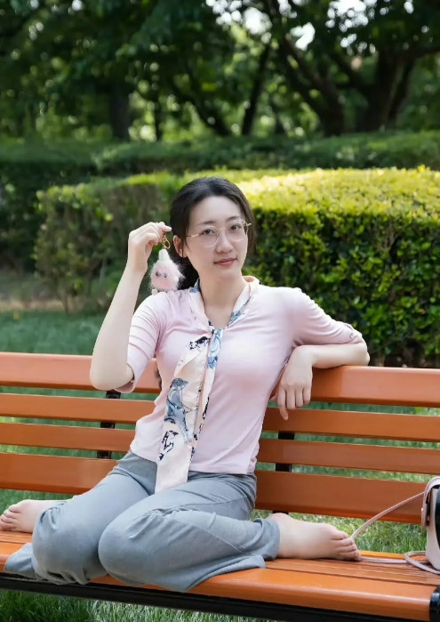椅子上应该很硬！椅子上应该很硬