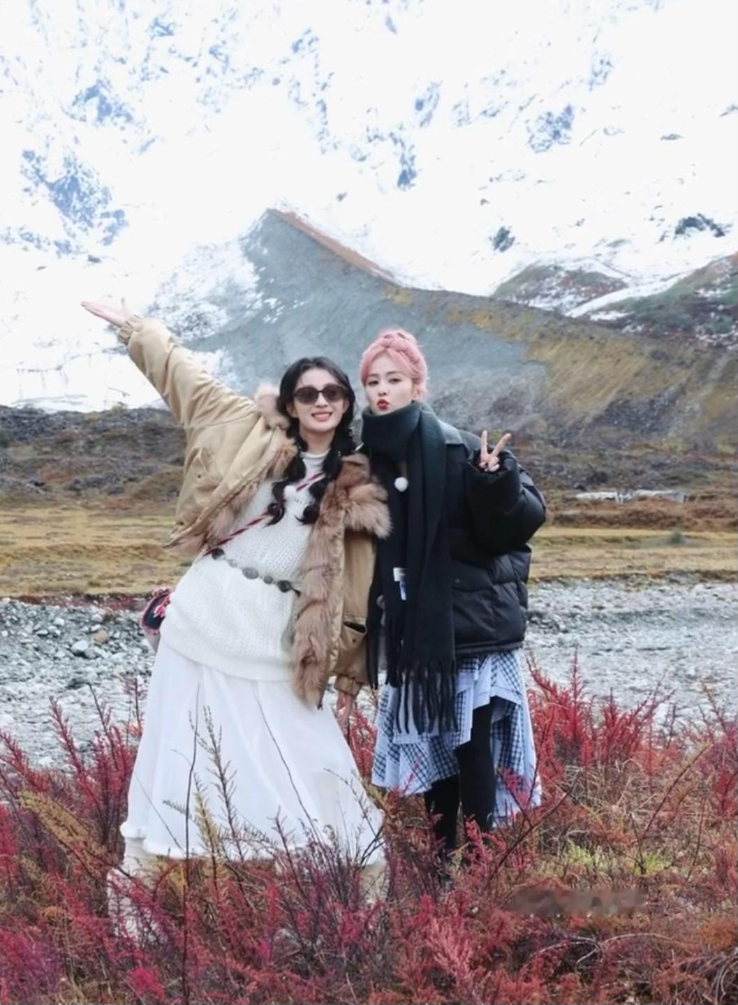 楚然白鹿萌宝两只！！！白鹿王楚然雪山下合照白鹿王楚然雪山合影​​​