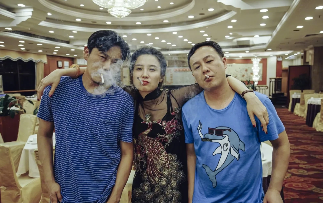 这是多年前的一张合影，那时张颂文还不出名，三人抽烟很酷很自信，我给满分！