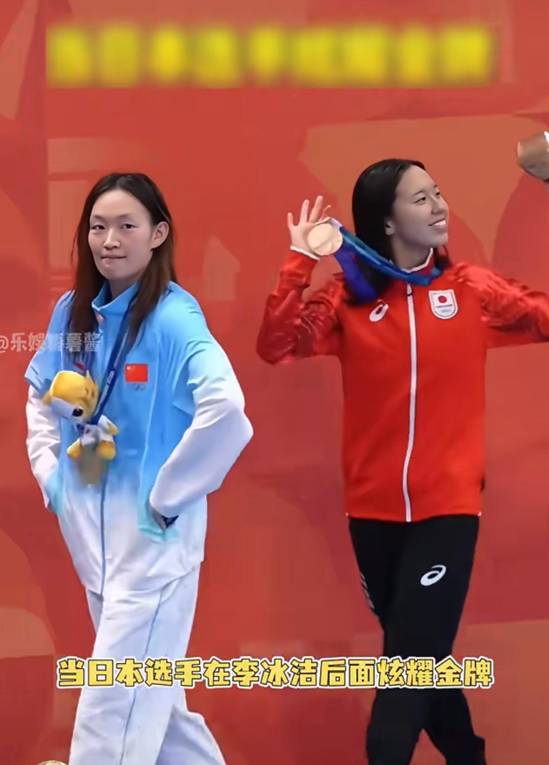 当日本运动员在李冰洁后面炫耀她的铜牌的时候，李冰洁直接在她口袋里拿出四块金牌！