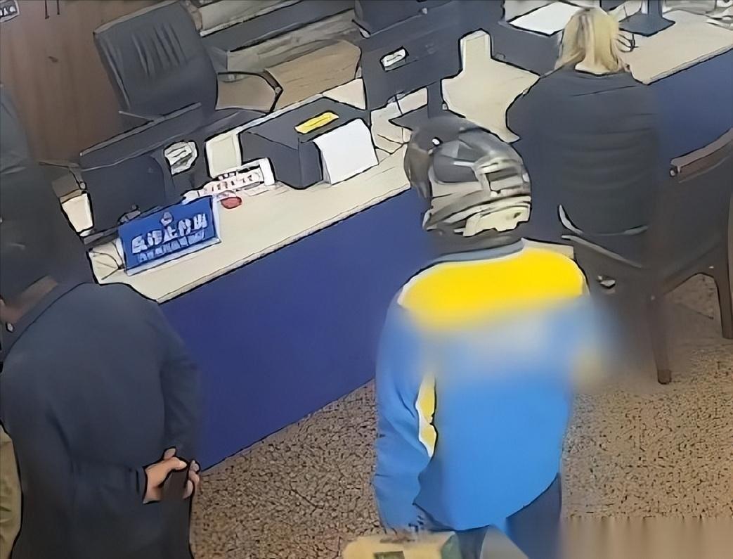 近日，重庆沙坪坝一快递小哥察觉货物异常，快递小哥：“说是邮寄的水果，我闻到箱子里