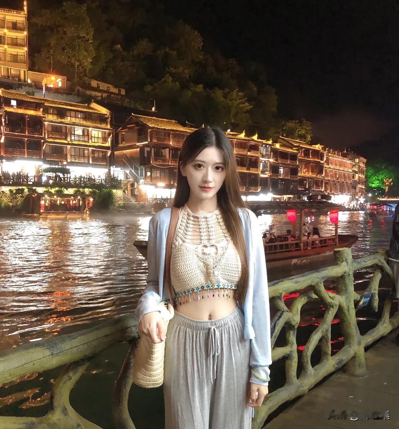 夜游古镇，灯火阑珊，少女与美景相伴