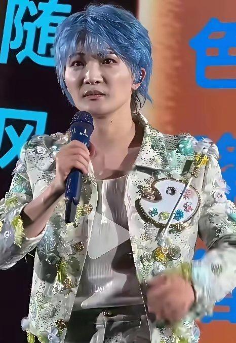 周深怎么了，怎么也是这种风格了，眼神也变得犀利了