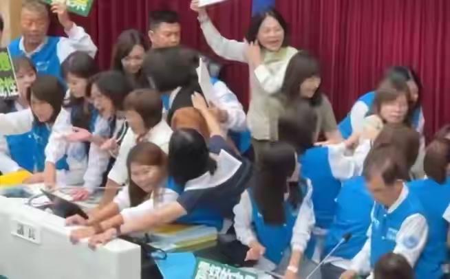 11月11日，高雄市议会审议2026年度总预算，市长陈其迈在报告后提前离席，引发