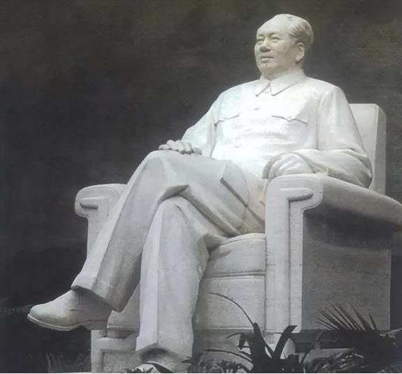 有人提议在全国范围内拆除毛主席塑像，是谁提议的，名字可以公开吗？谁敢拆除毛主席塑