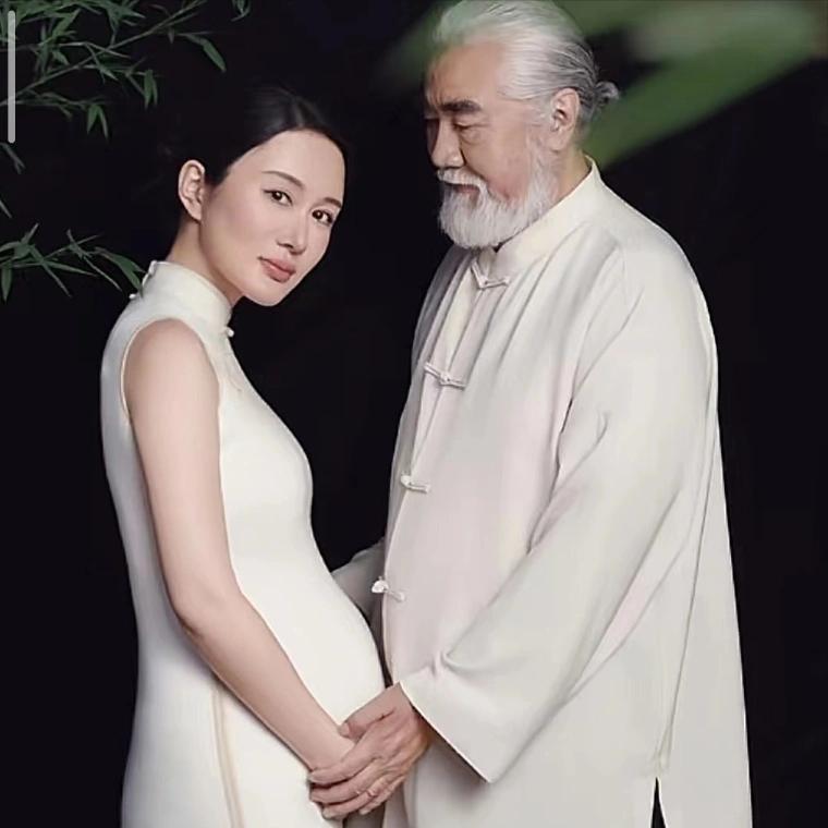 74岁的张纪中，最近成了网友嘴里的“流量密码”。这位拍过《三国演义》《水浒传