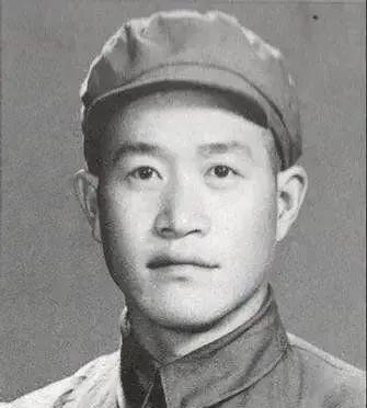 1953年，12个侦察兵，蹭蹭跃过2米高的铁网。可刚着地，副班长尖叫，“班长，