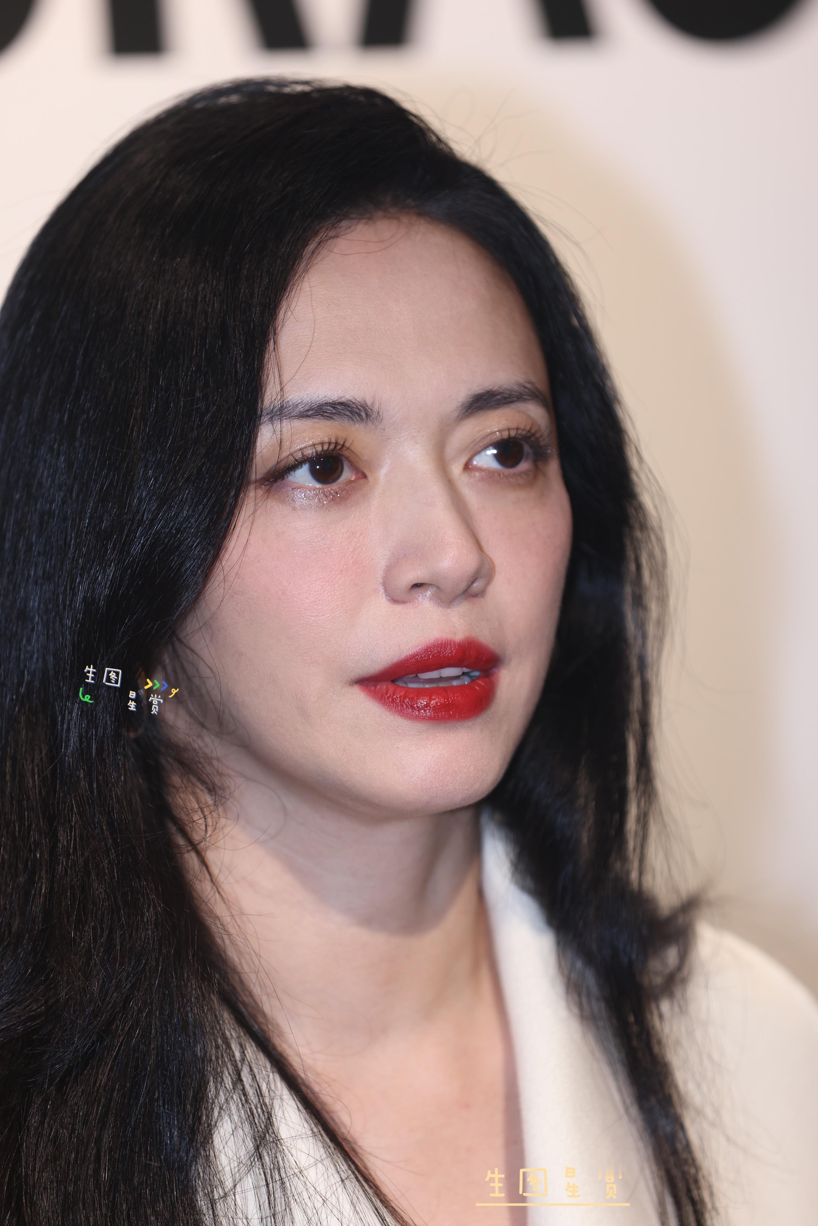 姚晨品牌活动生图直出大衣大红唇美在这个深秋💋​​​
