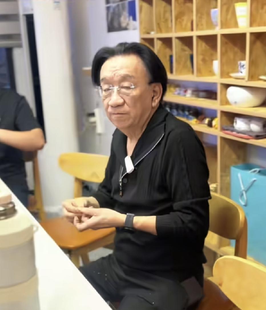 这两个都出生相声世家，杨议早年是相声界最为耀眼的新星，如果就此发展下去，前途不可