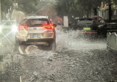 上海北部地区昨日遭遇强降雨袭击 局部道路积水