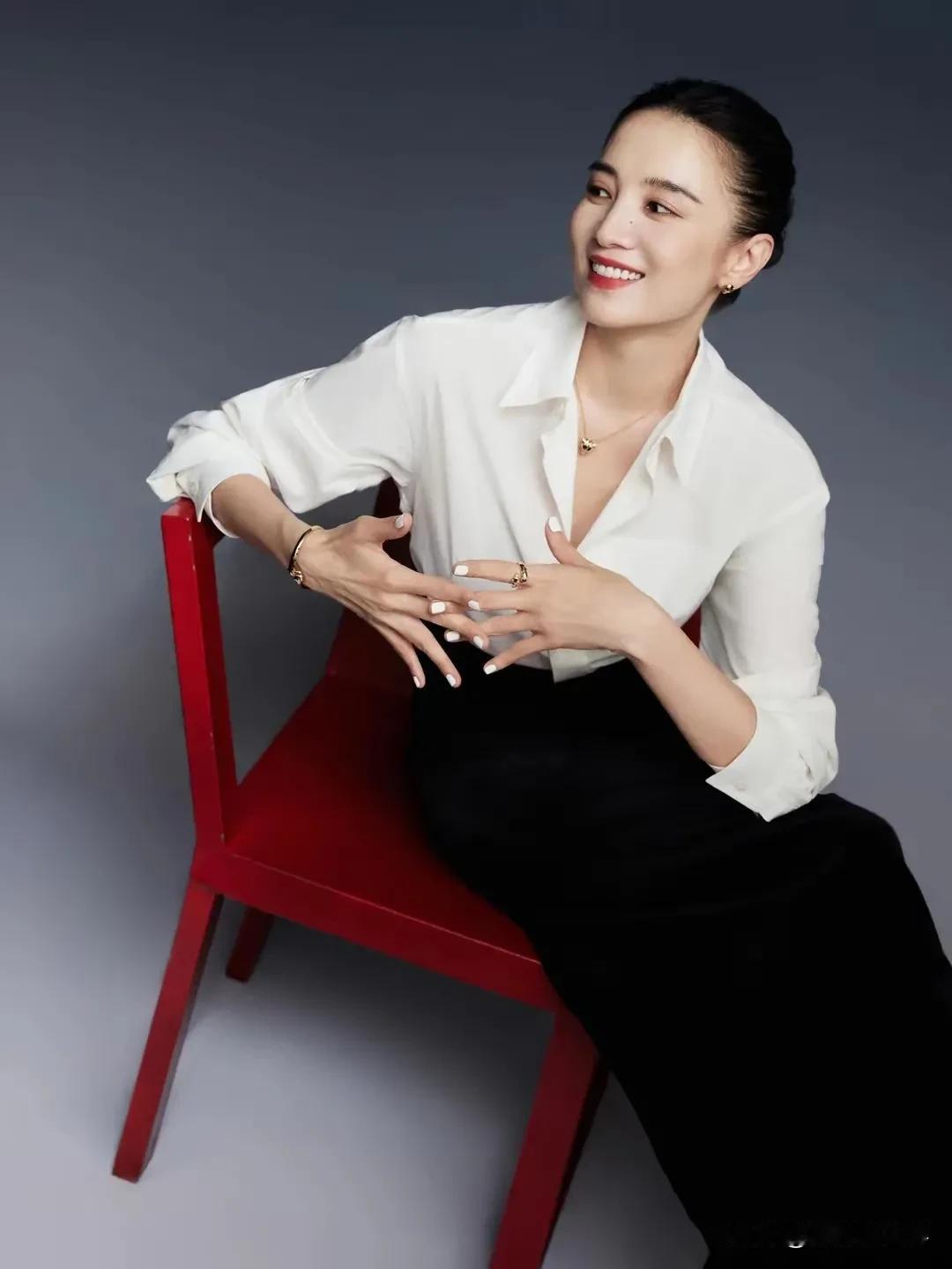 巩俐、宋佳、梅婷三大女神同穿白衬衣，差别怎么就这么大呢[狗头]宋佳：优雅又知