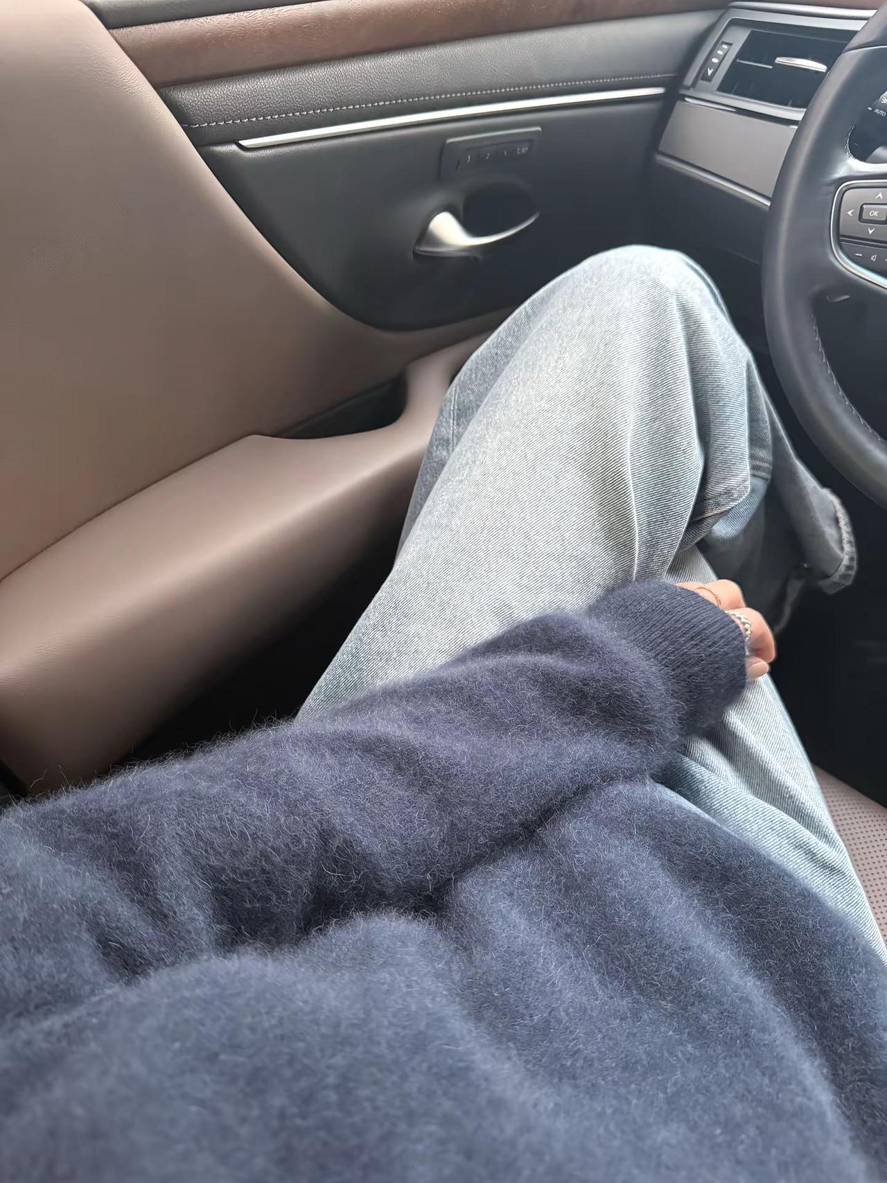 姐妹们康赛妮圆领V领你们更爱什么领🙈丽姐家的蓝调牛仔裤的颜色巨美😍康赛妮