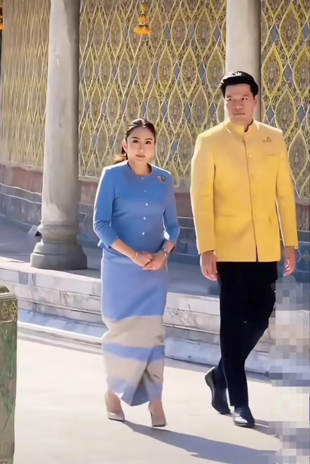 真是恩爱夫妻啊，佩通坦部长身后，一直默默支持她的就是老公皮塔卡。飘摇中的佩通坦，