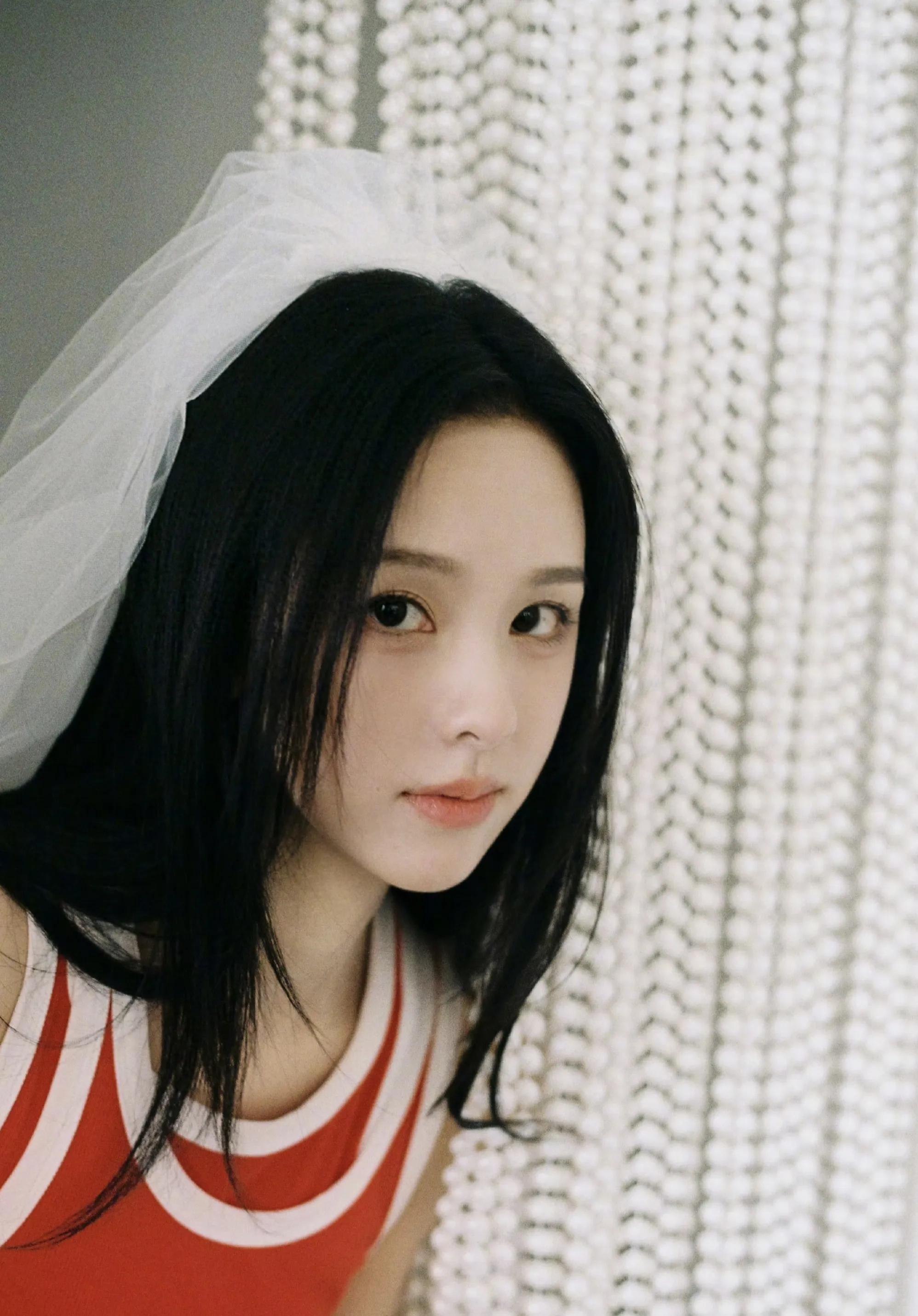 女星陈都灵甜美造型：灵动俏丽的姑娘！